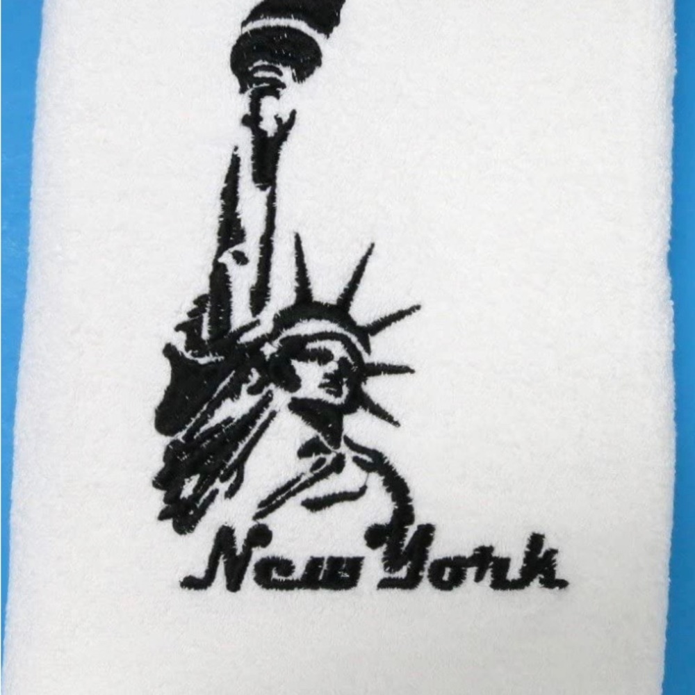 Lot of 2 bath towels—-New York Statue of Liberty Bath Towels.